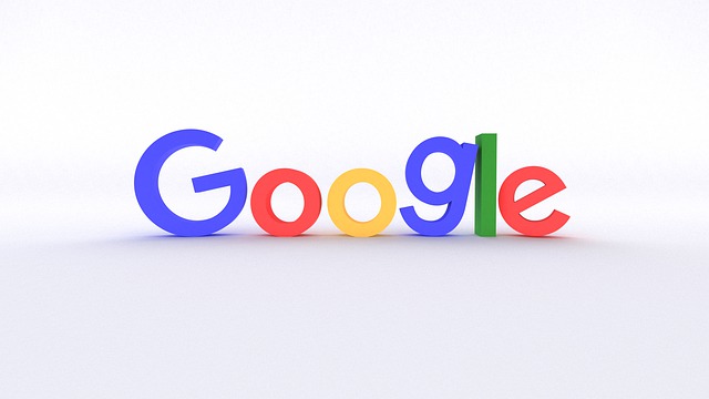 značka Google v bílém prostředí